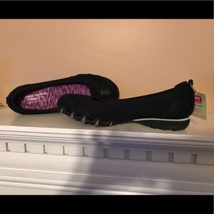 Skechers flats size 8, new